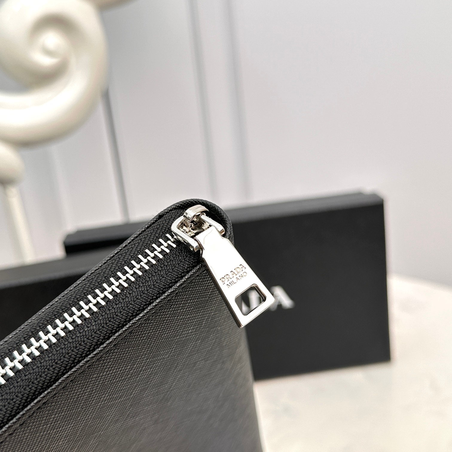 プラダ「PRADA」プレミアムレザー ジップウォレット「おしゃれ男性必携」