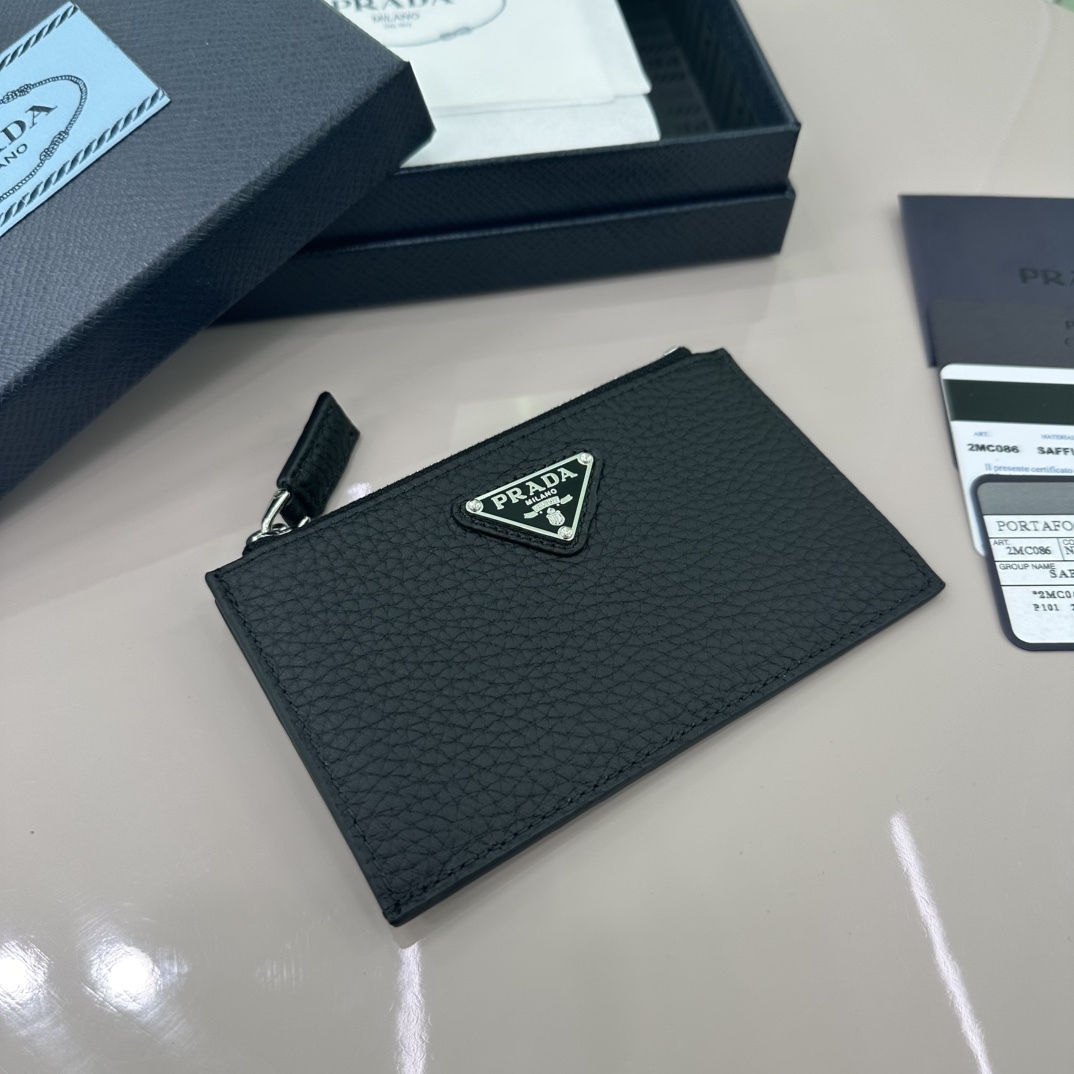 プラダ「Prada」レザーカードケース