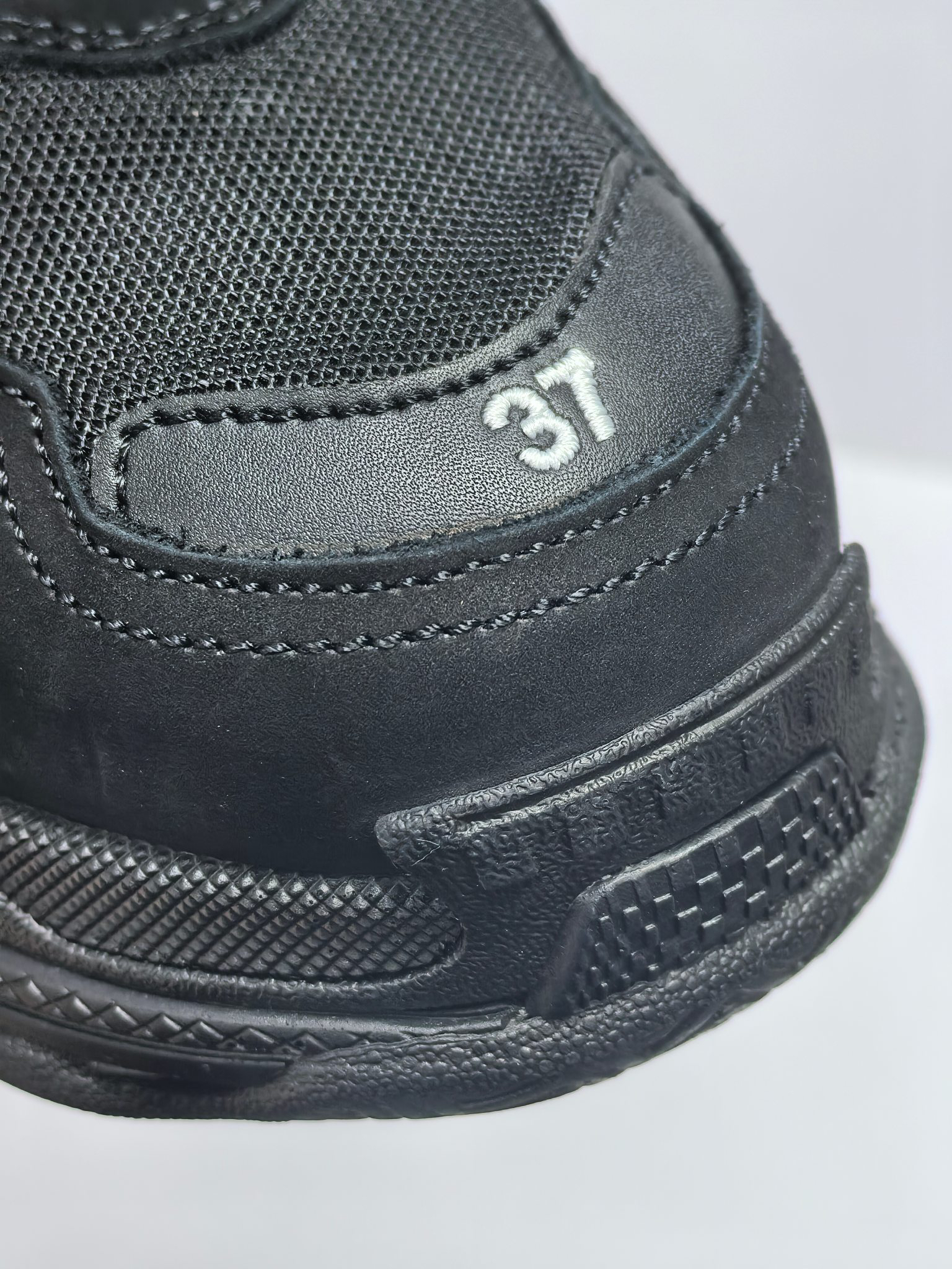 バレンシアガ「Balenciaga」Triple S Letter Graffiti 1.0 Sneakers-ISETAN PRESTIGE CURATED