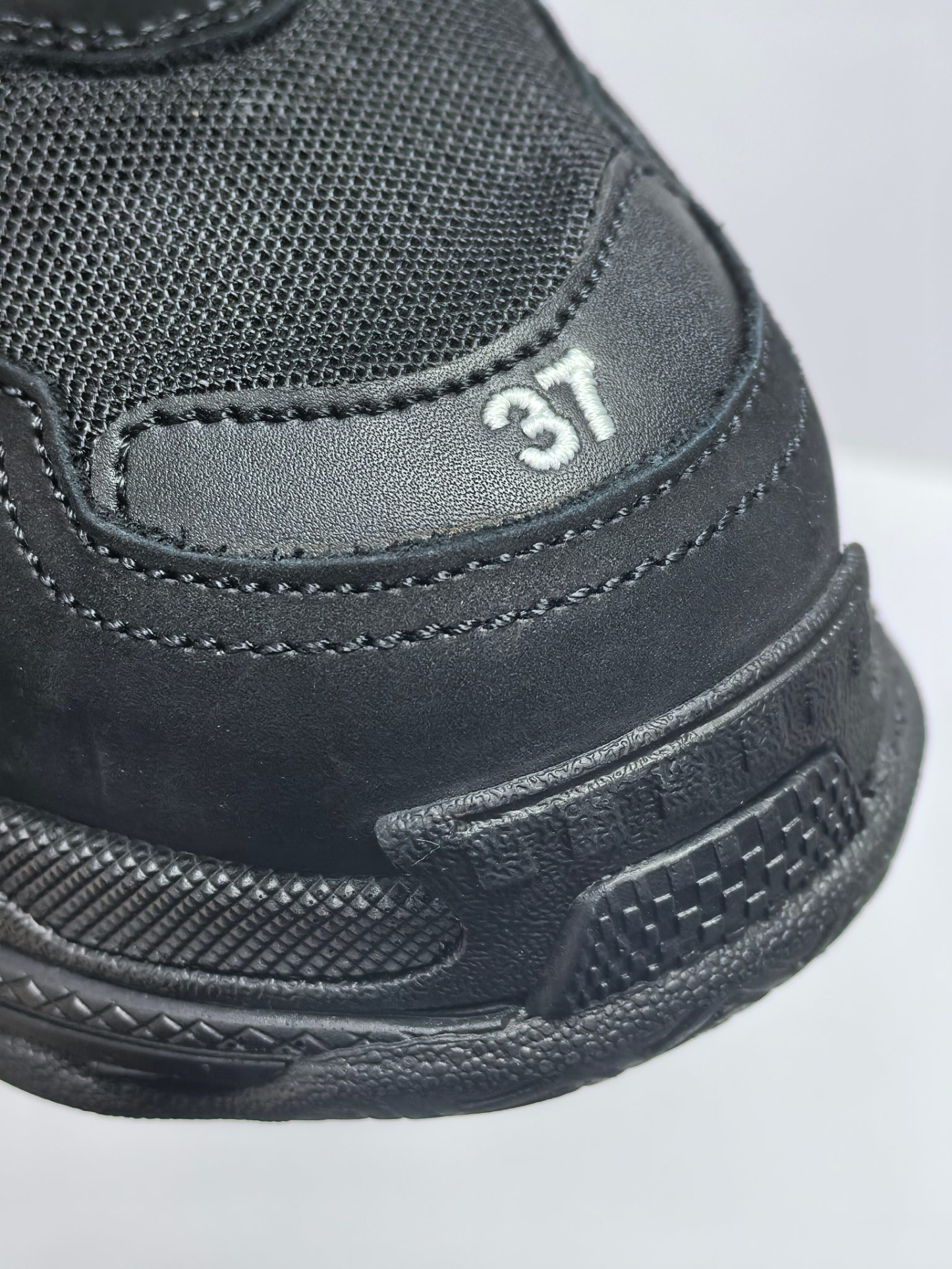 バレンシアガ「Balenciaga」Triple S Letter Graffiti 1.0 Sneakers-ISETAN PRESTIGE CURATED