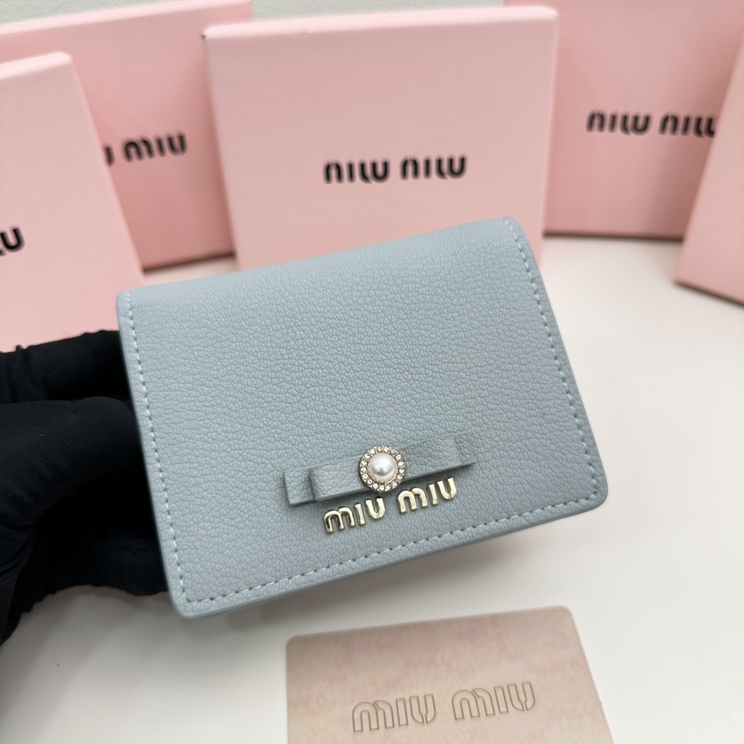 ミュウミュウ「Miu Miu」多機能二つ折りスモールウォレット-ISETAN PRESTIGE CURATED