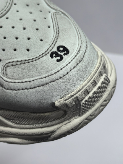 バレンシアガ「Balenciaga」Triple S 1.0 スニーカー