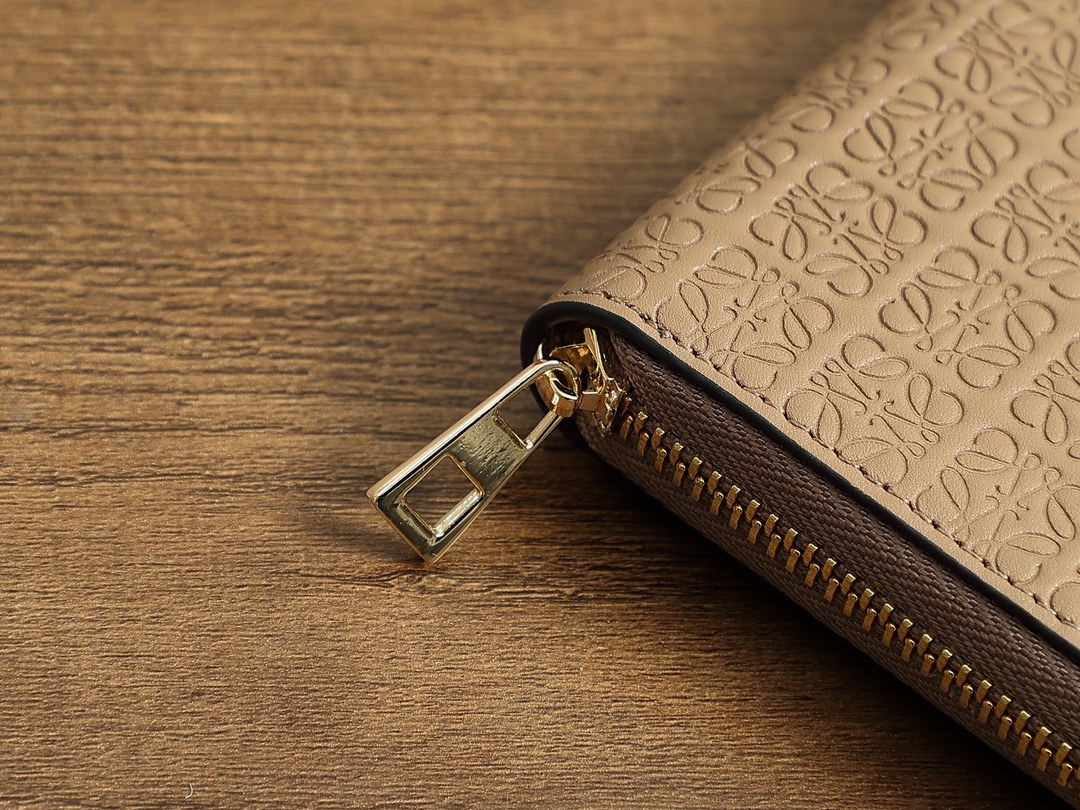 ロエベ「LOEWE」ジッパー付き財布 5色