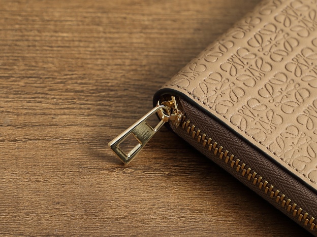 ロエベ「LOEWE」ジッパー付き財布 5色