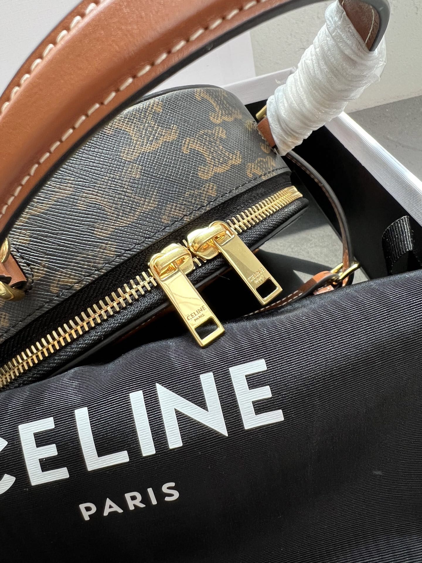 セリーヌ「CelineTRIOMPHE CANVAS 半月型ショルダーバッグ