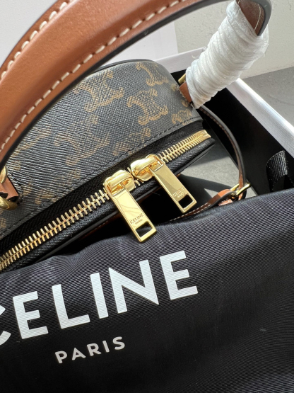 セリーヌ「CelineTRIOMPHE CANVAS 半月型ショルダーバッグ