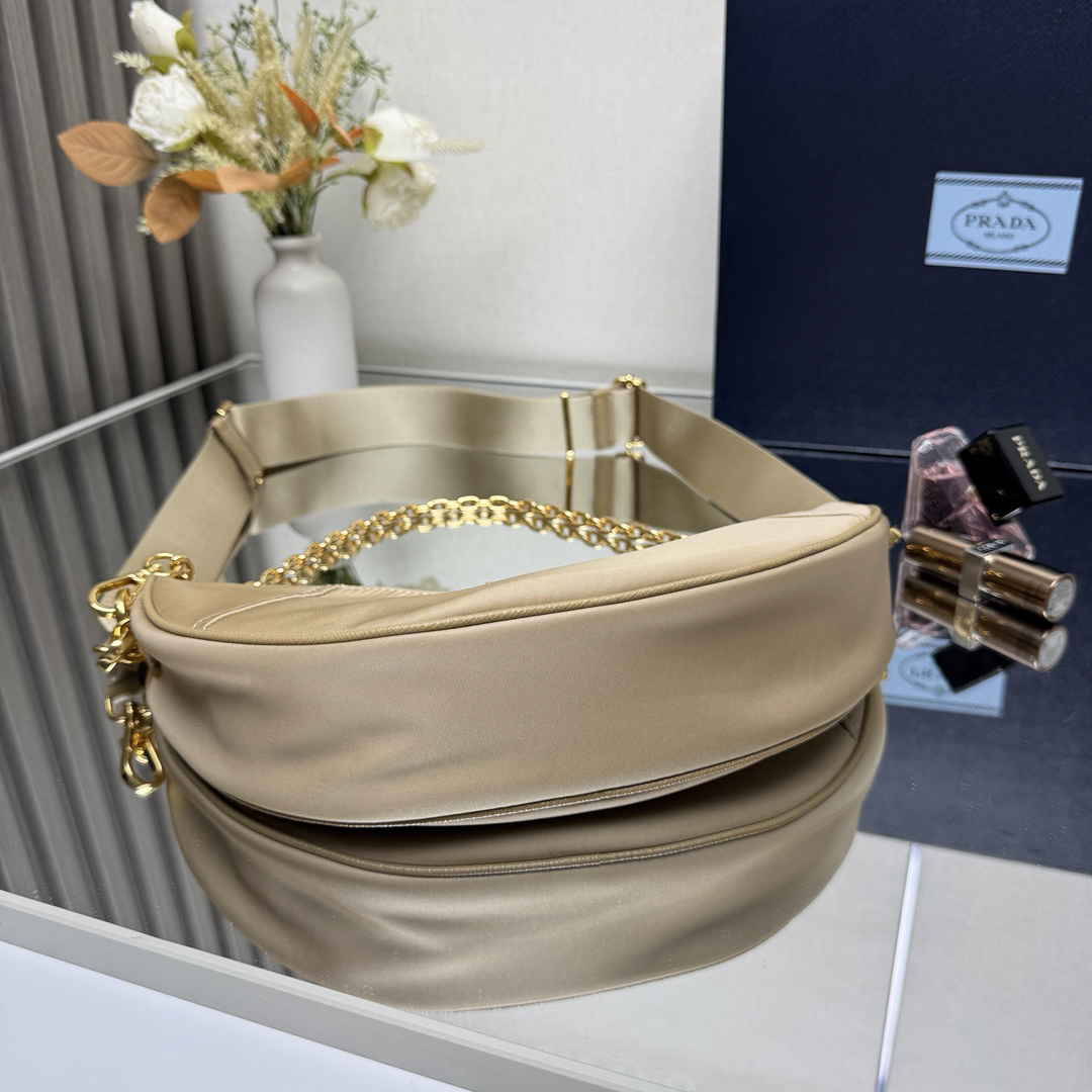 プラダ「Prada」リナイロン ムーンショルダーバッグ