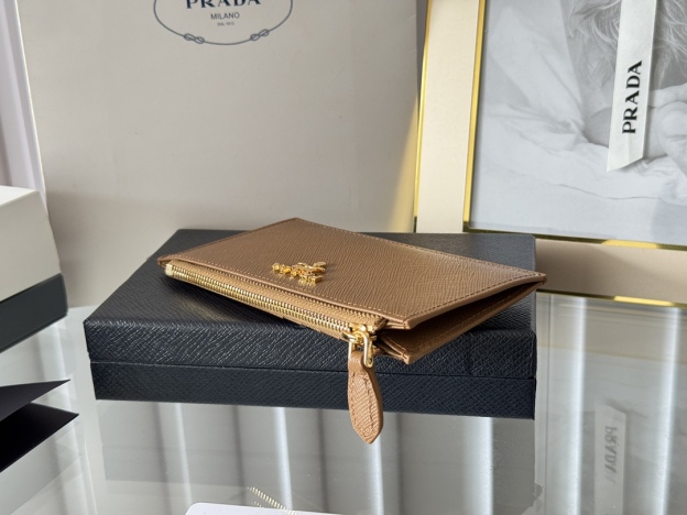 プラダ「Prada」サフィアーノ  カード&コインケース