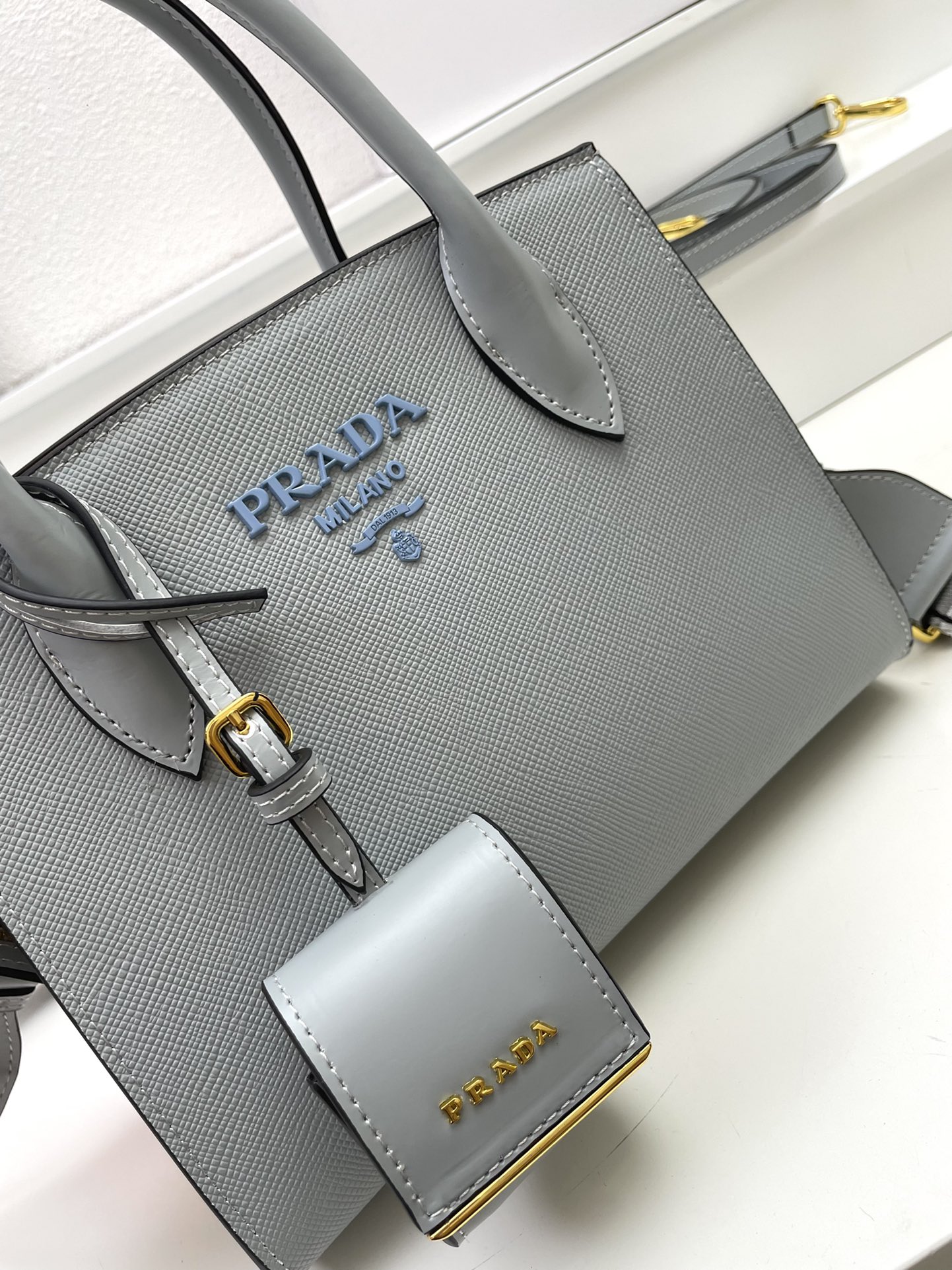 プラダ「Prada」ダブルストラップ ジップトップバッグ