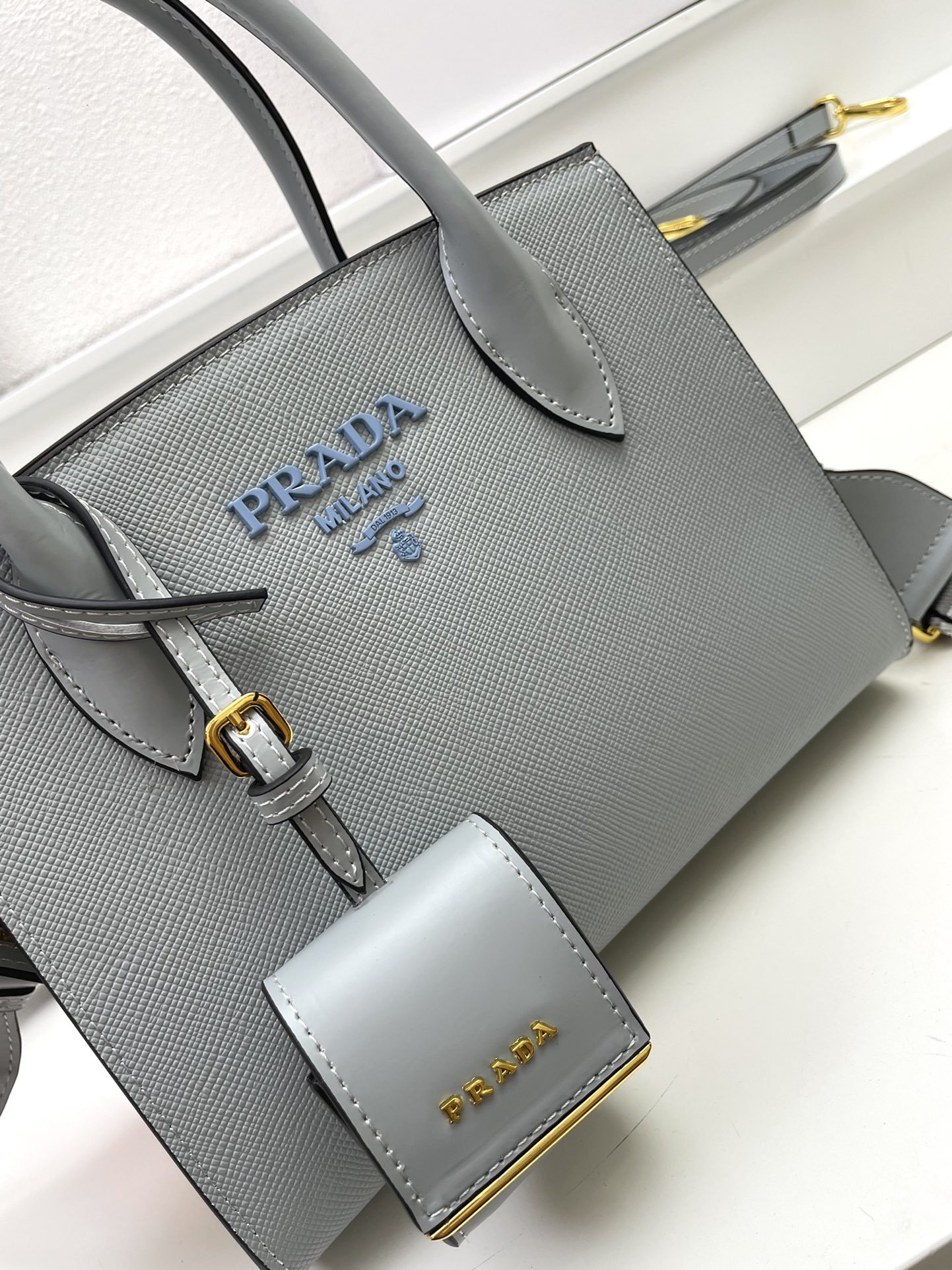 プラダ「Prada」ダブルストラップ ジップトップバッグ