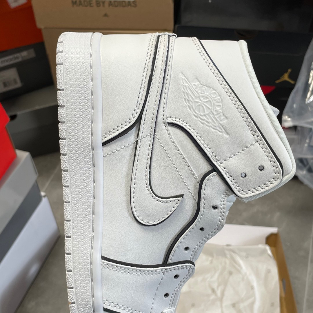 ナイキ「Nike」Wmns Air Jordan 1 Mid SE 'IRIDESCENT TRIM'