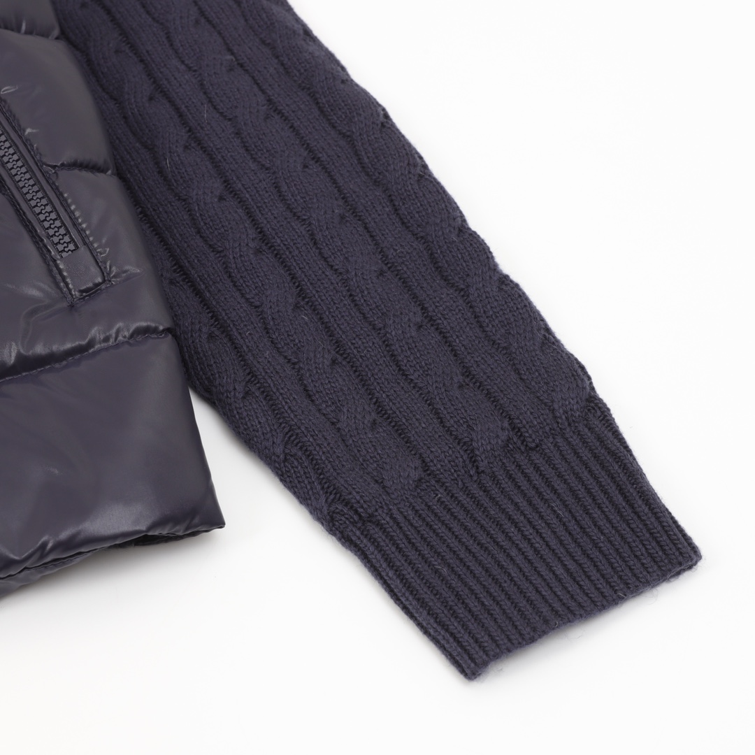 Moncler の軽くて裏地付きウール素材のジッパー付きダウンコート