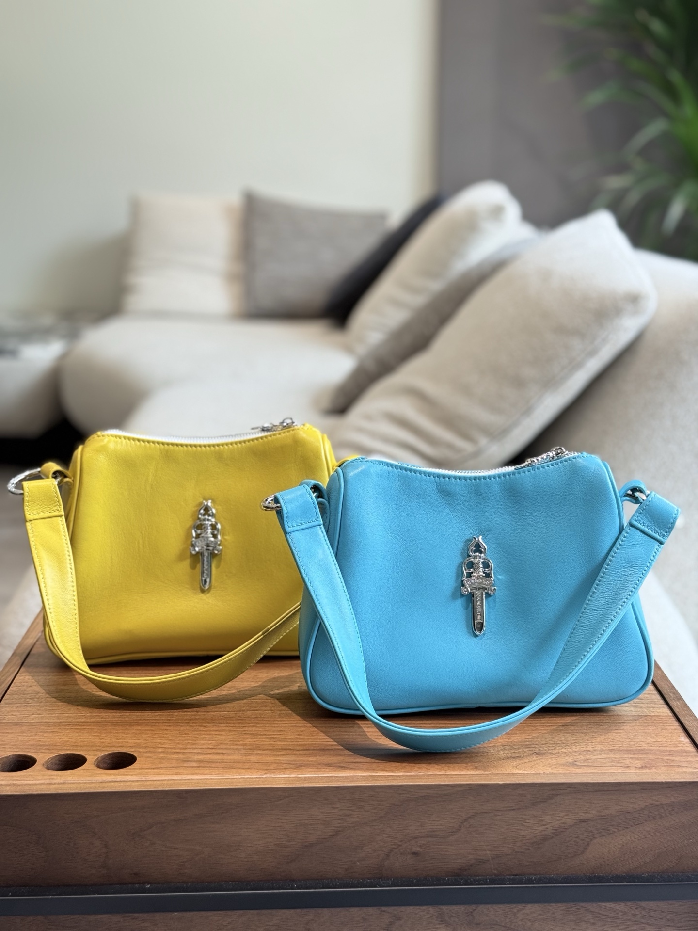 クロムハーツ「Chrome Hearts」十字架のショルダーバッグ