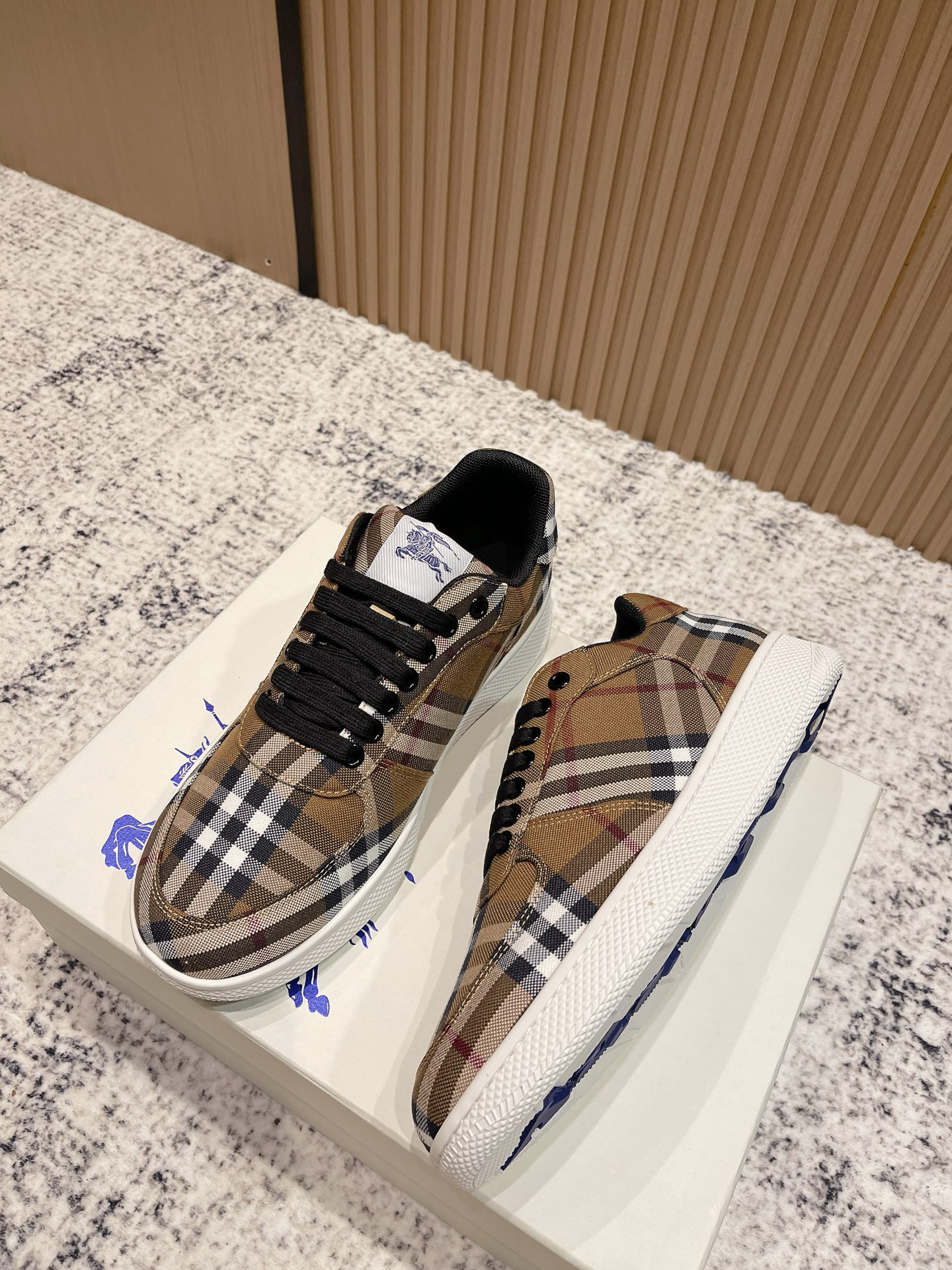 バーバリー「Burberry」バーバリー ボックス スニーカー / プレミアムレザースニーカー