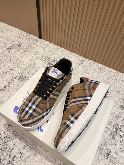 バーバリー「Burberry」バーバリー ボックス スニーカー / プレミアムレザースニーカー
