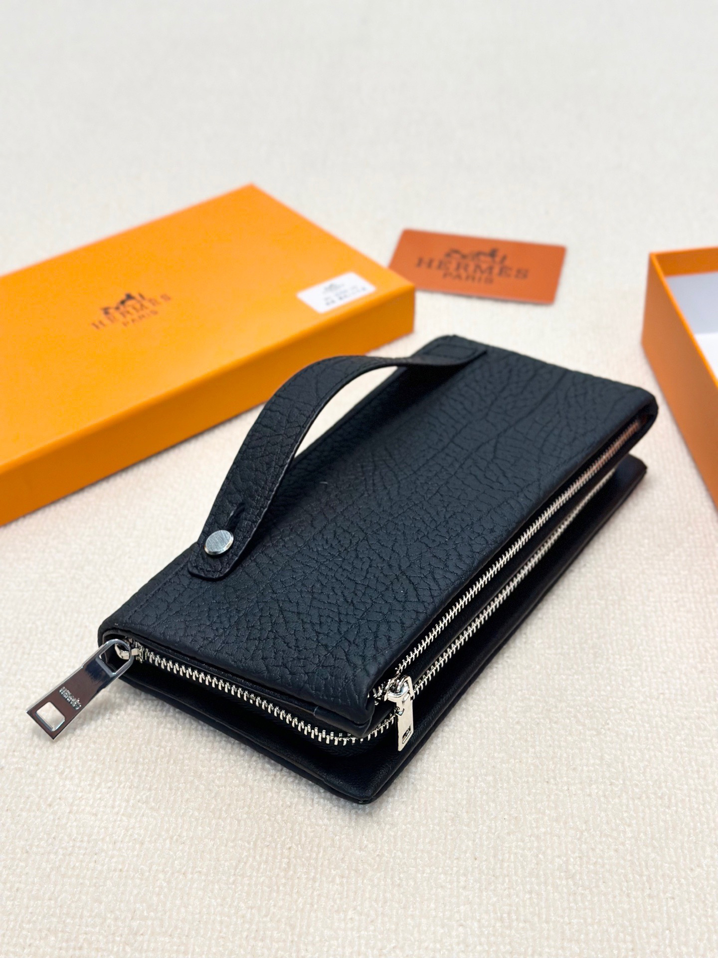 エルメス「Hermès」男性必須の大型ファスナー財布