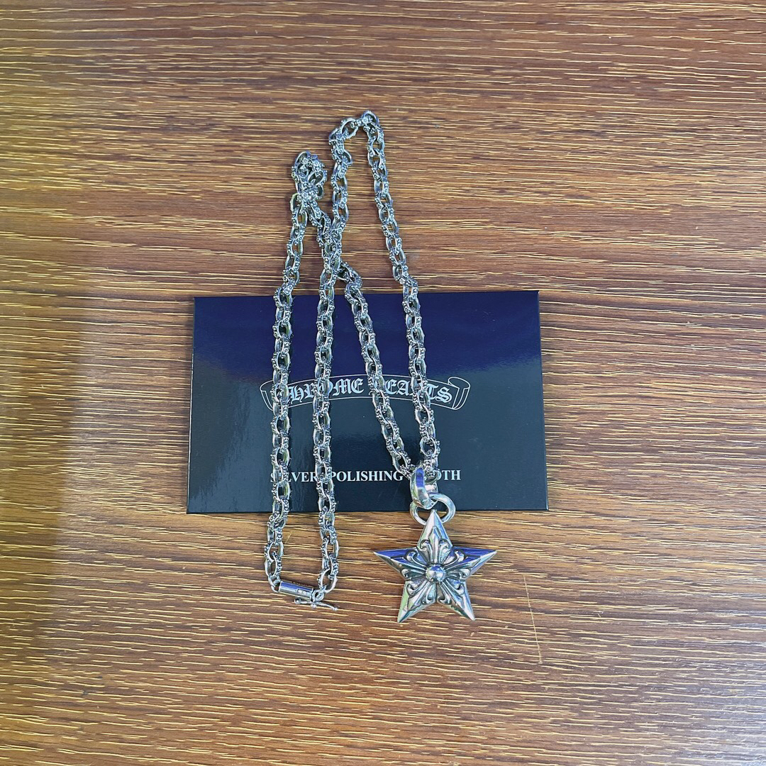 クロムハーツ「Chrome Hearts」のクラシックネックレス - 日常に上品なアクセントを添えるユニセックスモデル