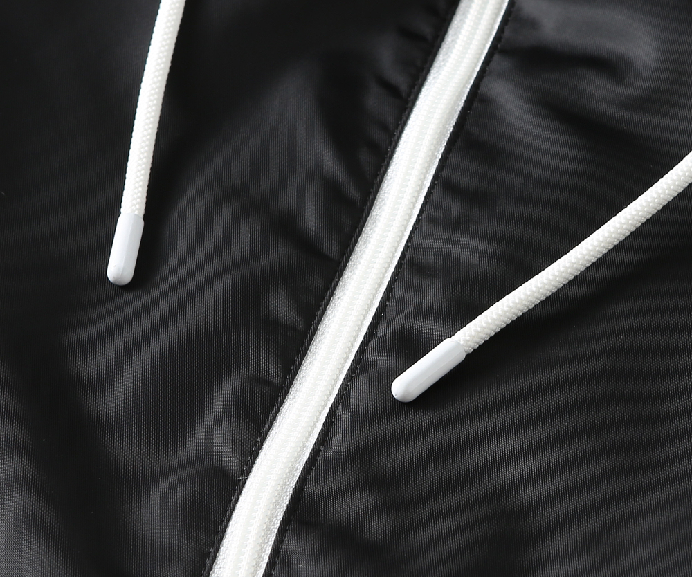 プラダ「Prada」アーリーオータム フード付きジャケット