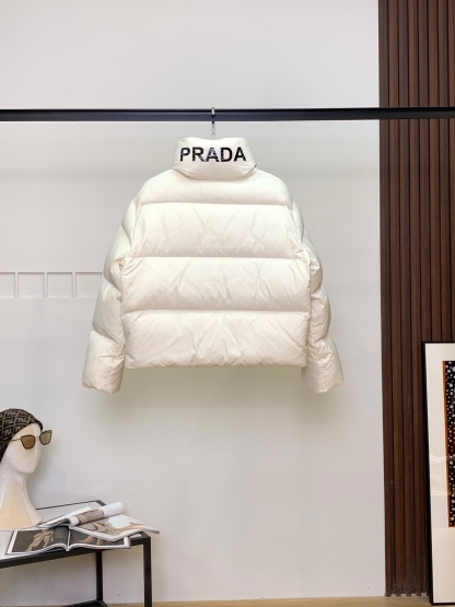 プラダ「Prada」秋冬ダウンジャケット スタンドカラー