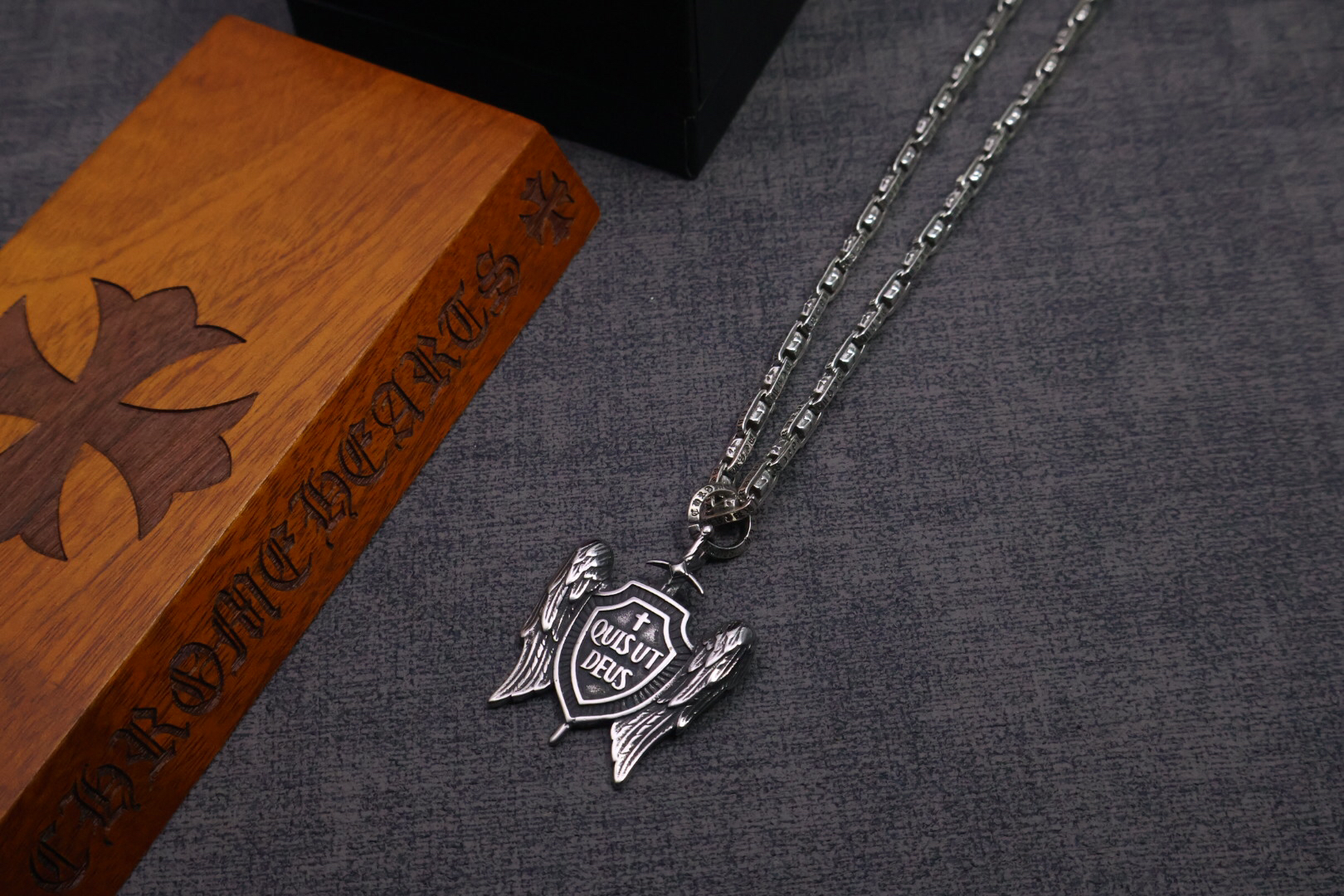 クロムハーツ「Chrome Hearts」のクラシックネックレス - 日常に上品なアクセントを添えるユニセックスモデル