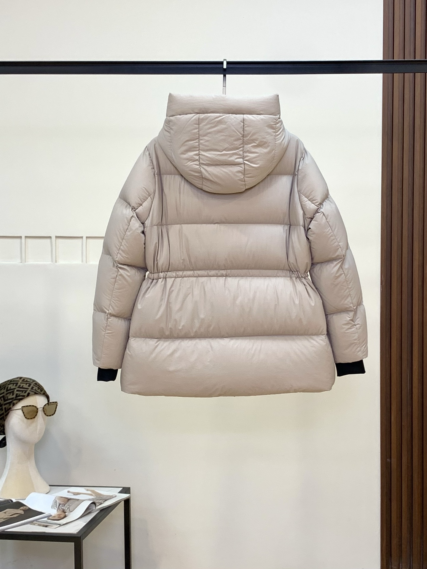 プラダ「Prada」秋冬フード付きダウンジャケット