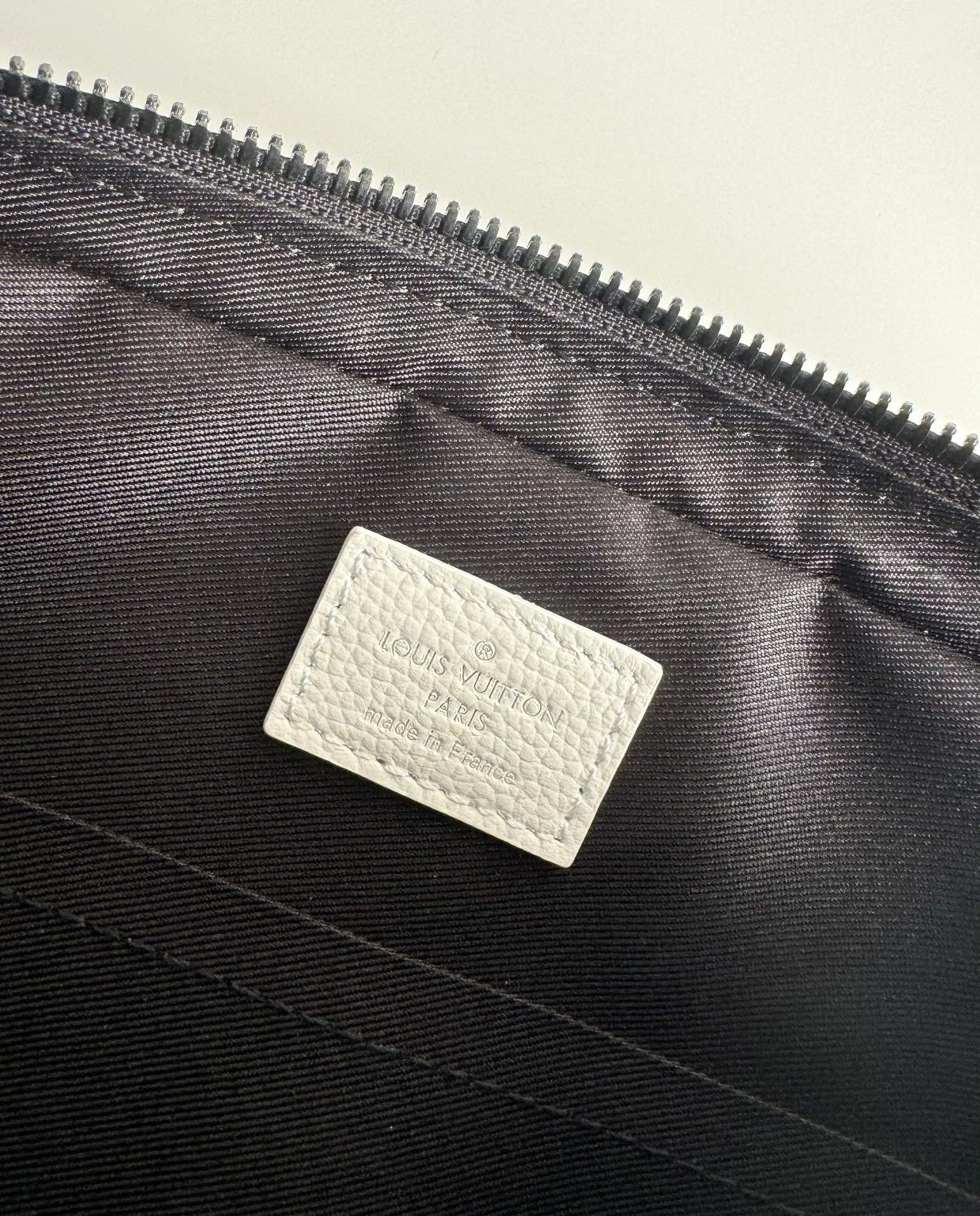 ルイ・ヴィトン「Louis Vuitton」スタイリッシュ メッセンジャーバッグ