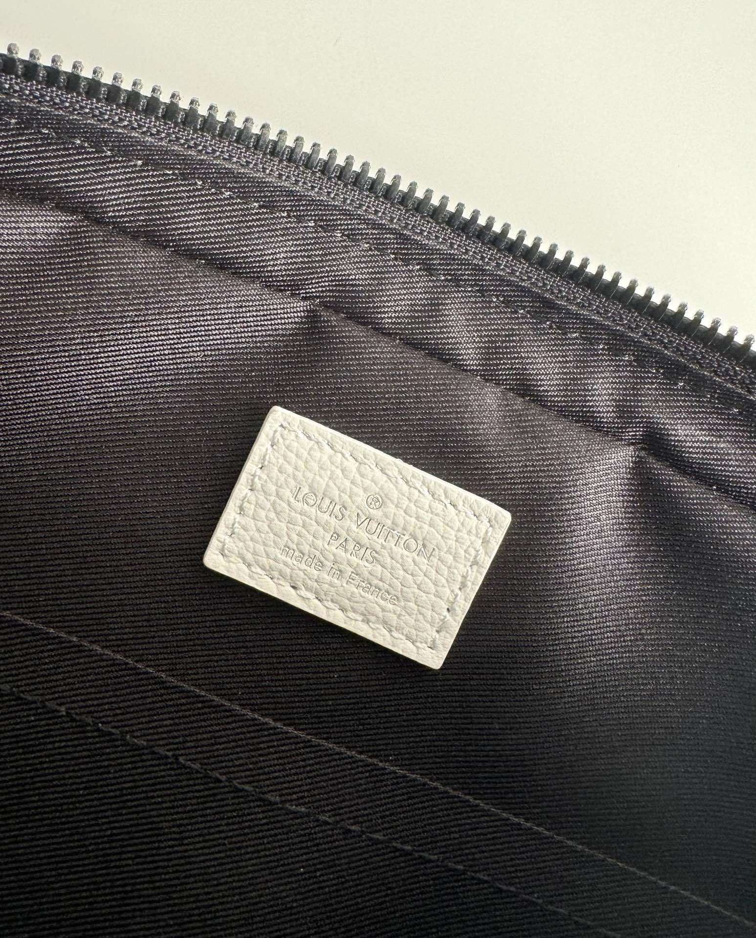 ルイ・ヴィトン「Louis Vuitton」スタイリッシュ メッセンジャーバッグ