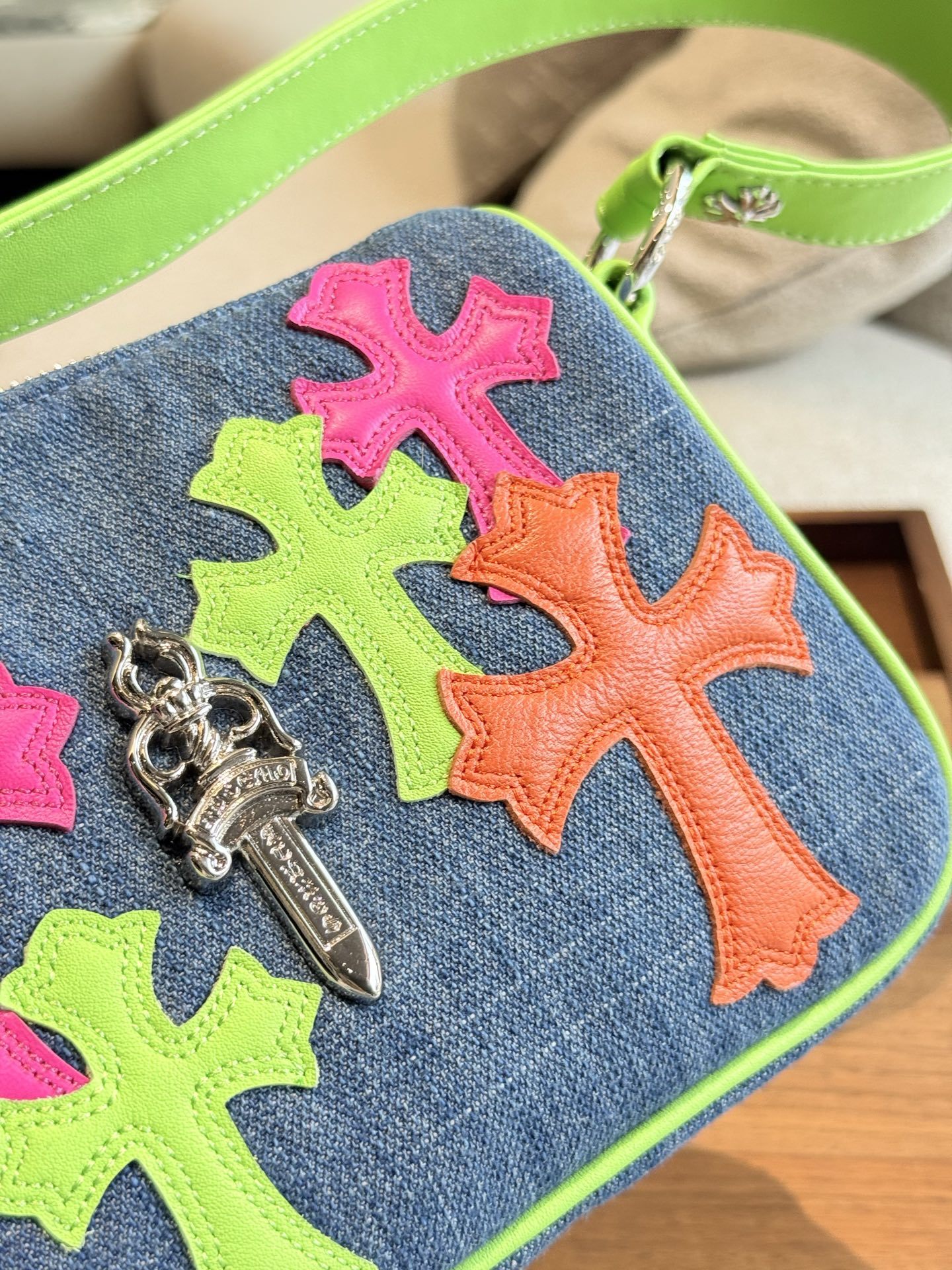 クロムハーツ「Chrome Hearts」十字架のショルダーバッグ