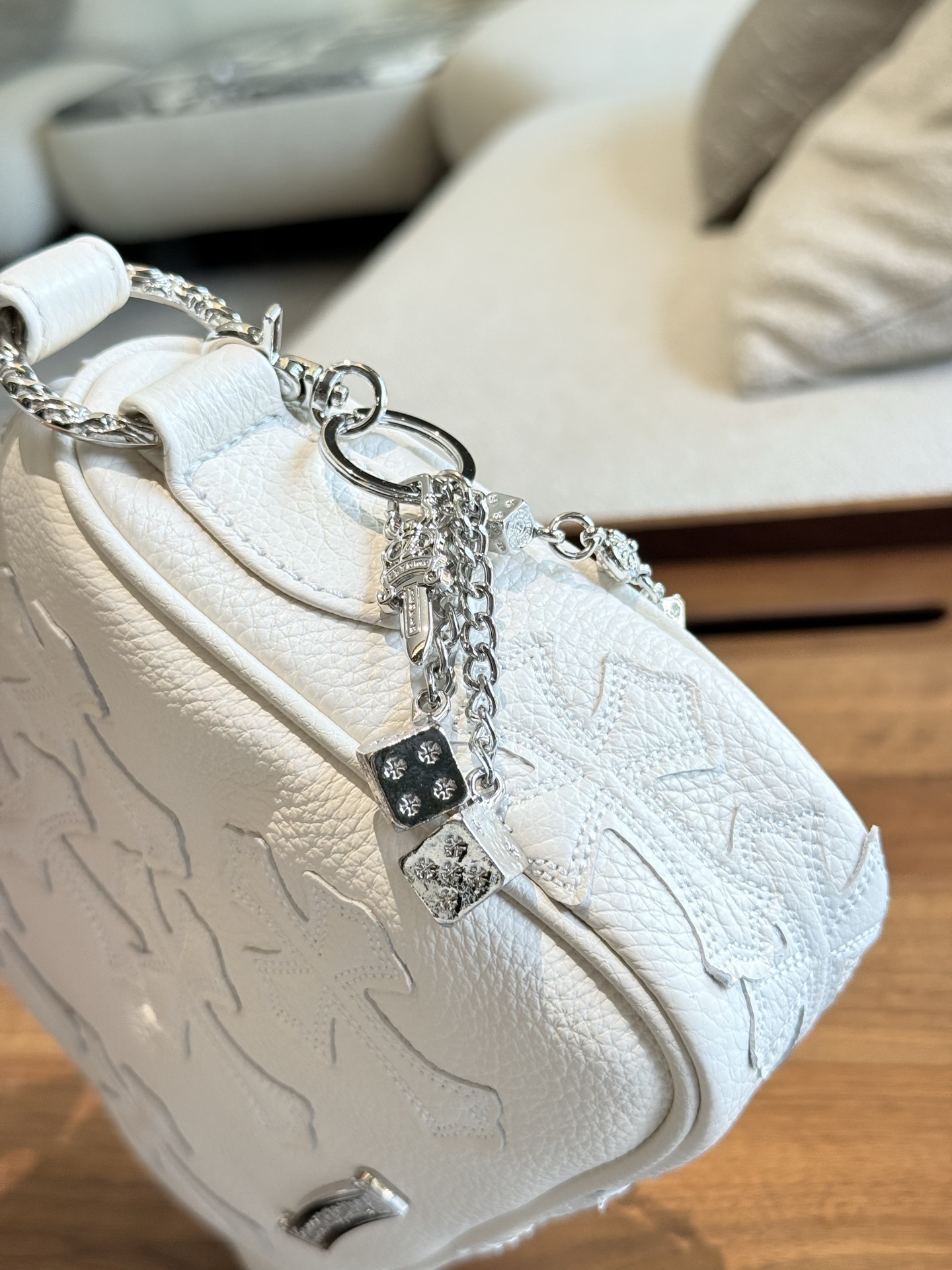 クロムハーツ「Chrome Hearts」十字架のショルダーバッグ