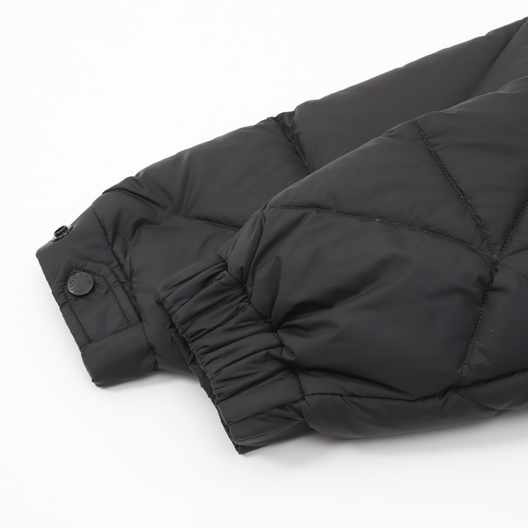 Moncler とのコラボレーションの三角カットの立領ダウンジャケット
