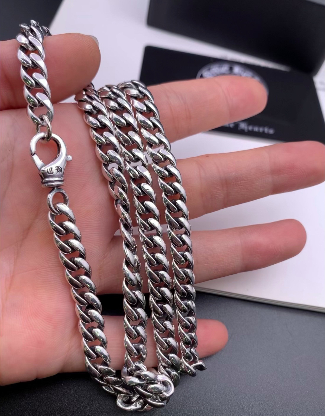 クロムハーツ「Chrome Hearts」のクラシックネックレス - 日常に上品なアクセントを添えるユニセックスモデル