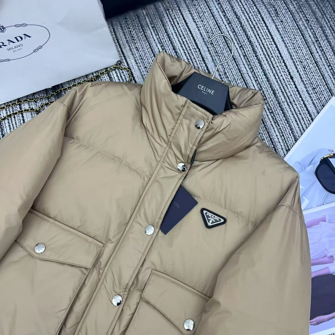 プラダ「Prada」冬の新作 スタンドカラー付きコットンジャケット