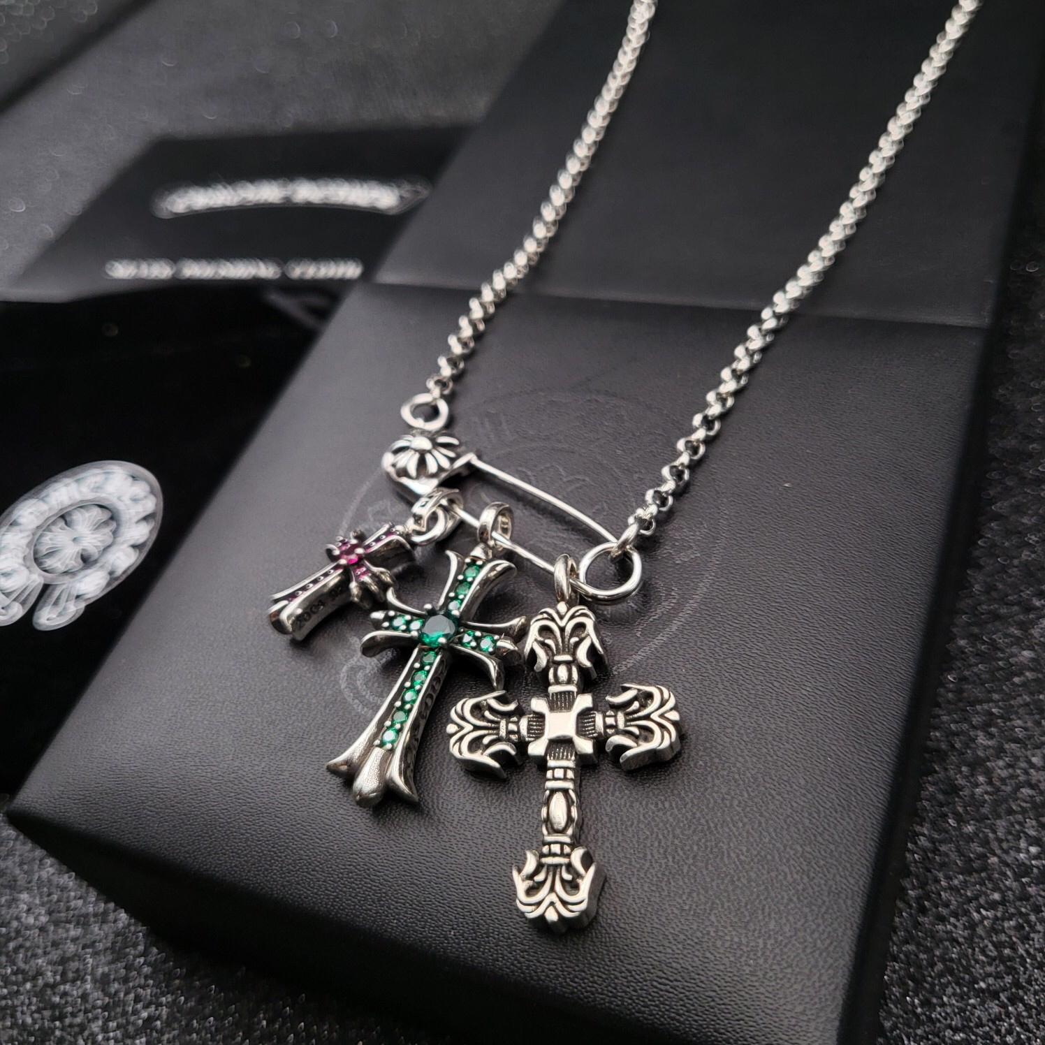 クロムハーツ「Chrome Hearts」のクラシックネックレス - 日常に上品なアクセントを添えるユニセックスモデル