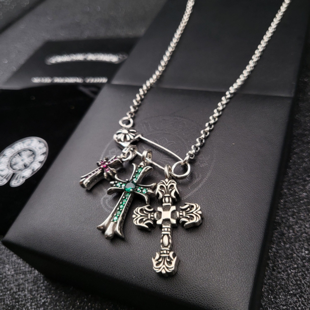 クロムハーツ「Chrome Hearts」のクラシックネックレス - 日常に上品なアクセントを添えるユニセックスモデル