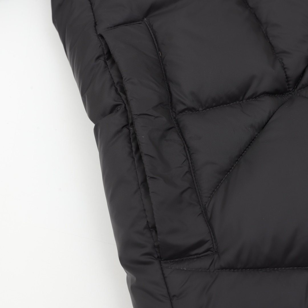 Moncler とのコラボレーションの三角カットの立領ダウンジャケット