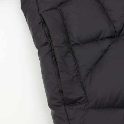 Moncler とのコラボレーションの三角カットの立領ダウンジャケット