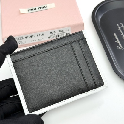 ミュウミュウ「Miu Miu」ミュウミュウ マテラッセ ラムスキン マルチウォレット F11 / コンパクトウォレット. 
