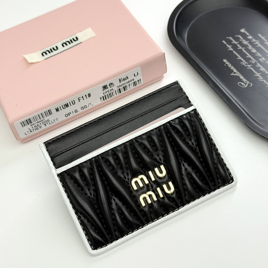 ミュウミュウ「Miu Miu」ミュウミュウ マテラッセ ラムスキン マルチウォレット F11 / コンパクトウォレット. 