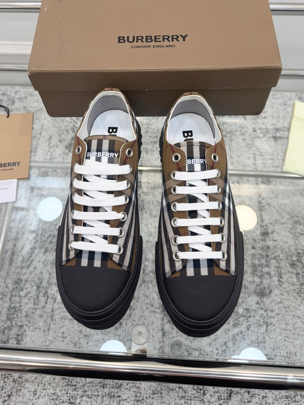 バーバリー「Burberry」バーバリー テラス スニーカー / ユニセックスキャンバスシューズ