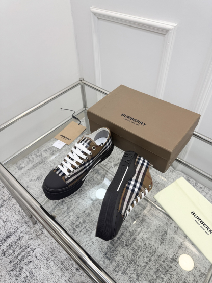 バーバリー「Burberry」バーバリー テラス スニーカー / ユニセックスキャンバスシューズ