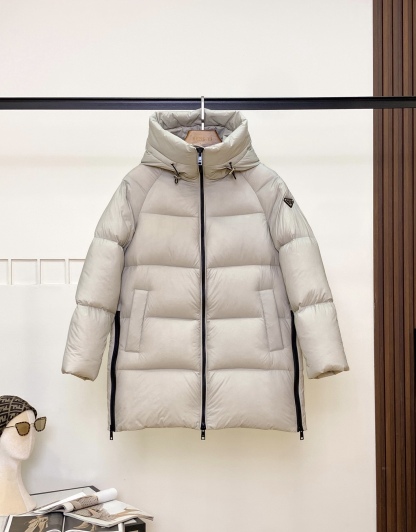 プラダ「Prada」秋冬フード付きダウンジャケット