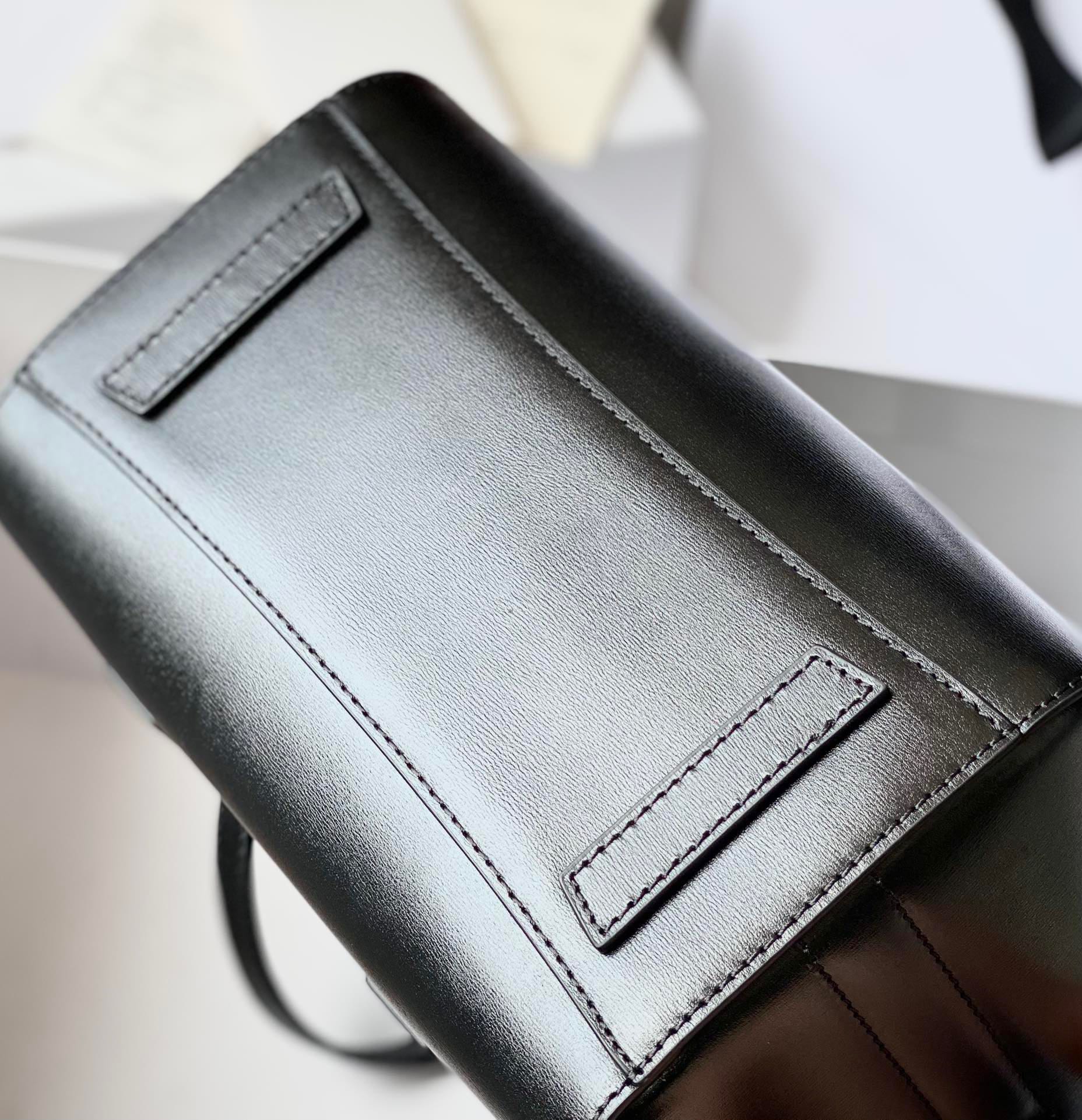 ジバンシィ「Givenchy」スモール アンティゴナ ボックスレザー バッグ