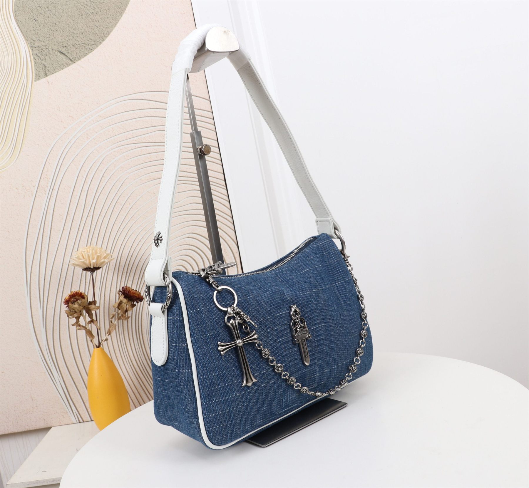 クロムハーツ「Chrome Hearts」十字架のショルダーバッグ