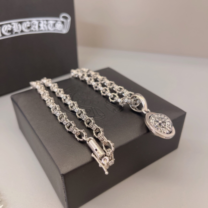 クロムハーツ「Chrome Hearts」のクラシックネックレス - 日常に上品なアクセントを添えるユニセックスモデル