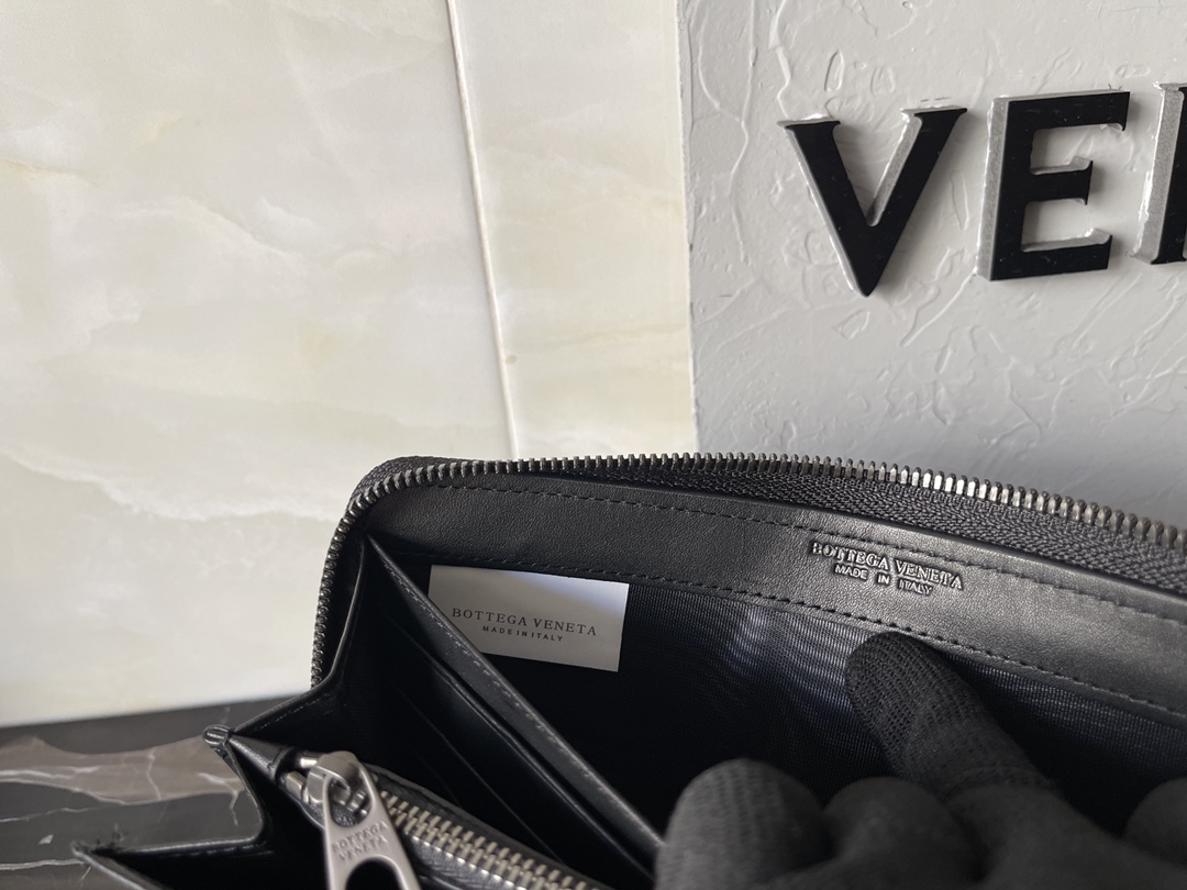 ボッテガ・ヴェネタ「Bottega Veneta」イントレチャート ザッパー ウォレット