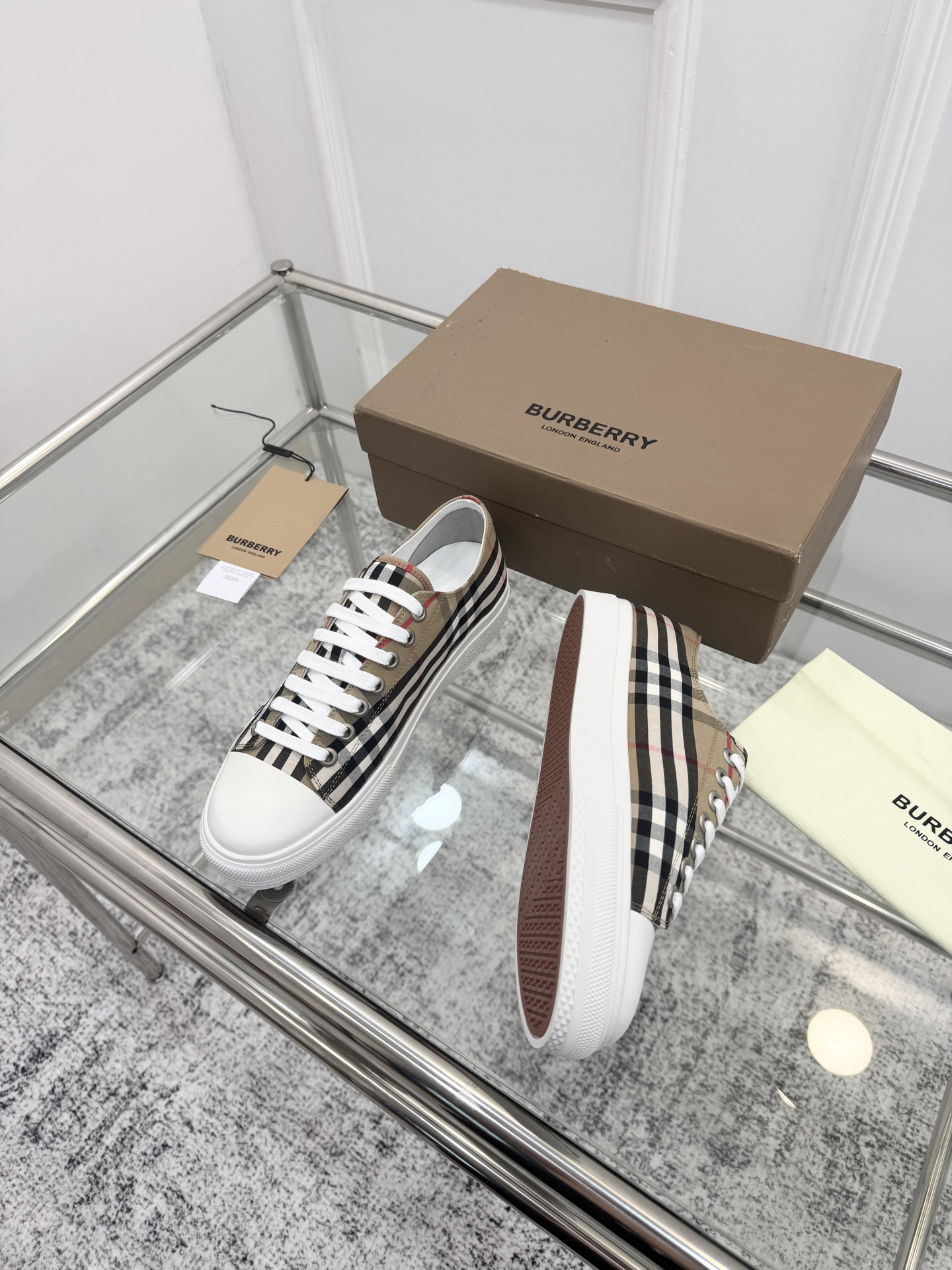 バーバリー「Burberry」バーバリー テラス スニーカー / ユニセックスキャンバスシューズ