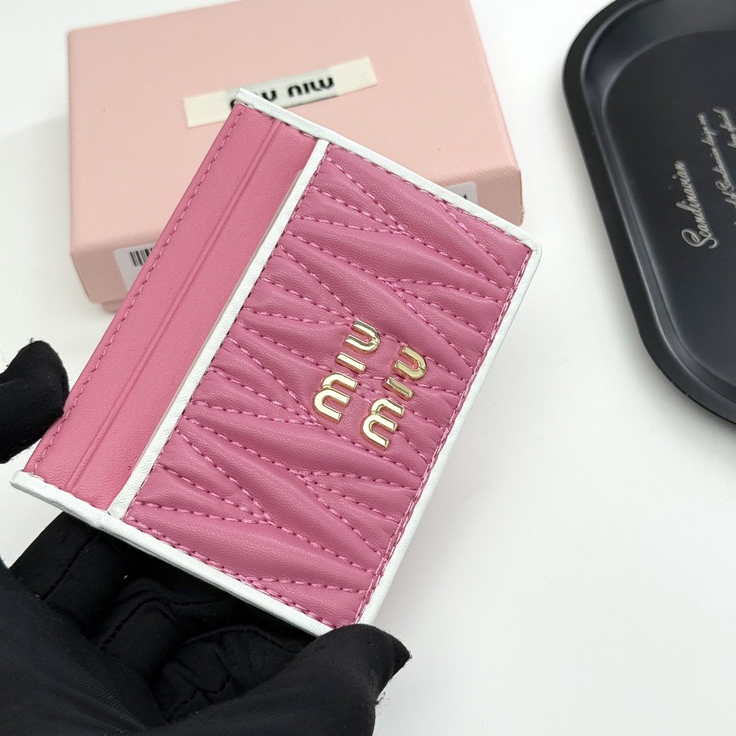 ミュウミュウ「Miu Miu」ミュウミュウ マテラッセ ラムスキン マルチウォレット F11 / コンパクトウォレット.