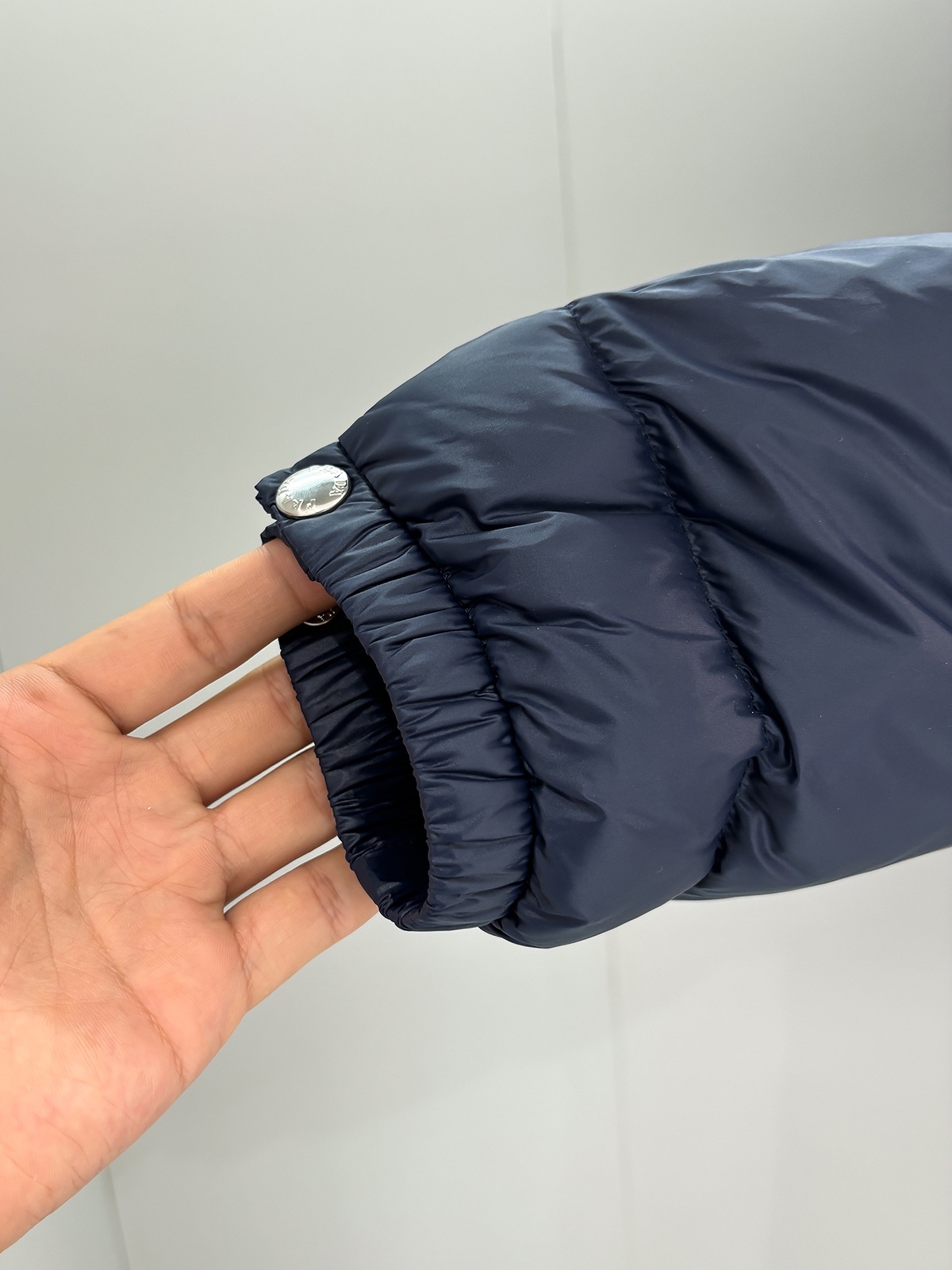 プラダ「Prada」秋冬フード付きダウンジャケット