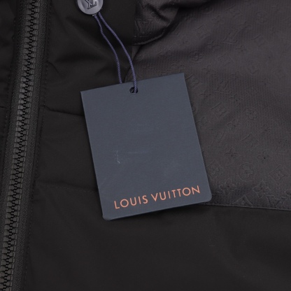 LOUIS VUITTON / ルイ・ヴィトンの袖章付き、暗紋浮彫スプライスダウンジャケット