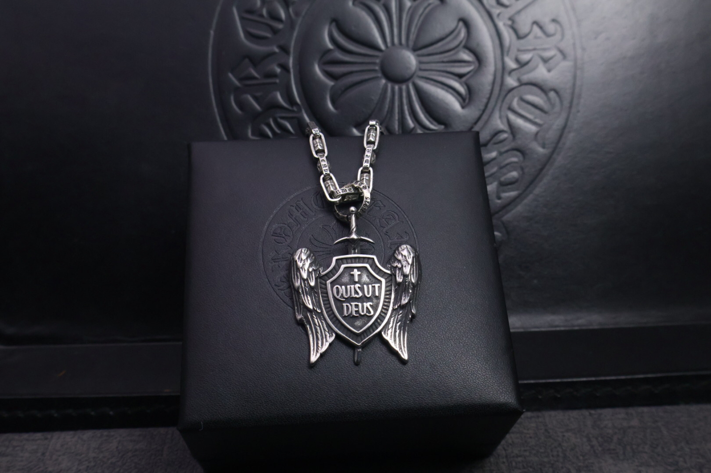 クロムハーツ「Chrome Hearts」のクラシックネックレス - 日常に上品なアクセントを添えるユニセックスモデル